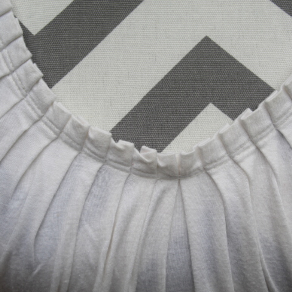 WHITE SMOCKED V-NECK TSHIRT